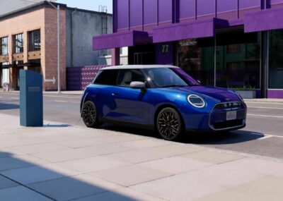 MINI Cooper Electric an öffentlicher Ladestation