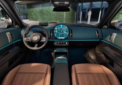 MINI Countryman grün Front vor grünem Haus