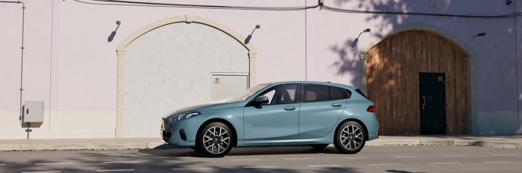 BMW 1er - 120 in Capeyork Green vor rosafarbener Hauswand