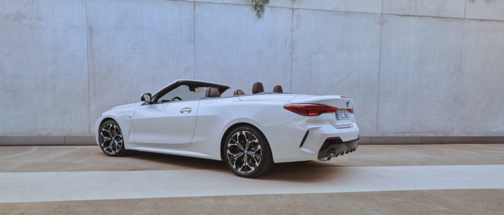 BMW 4er Cabrio weiß von hinten vor weißer Mauer