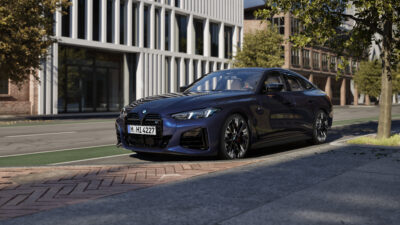 BMW 4er Coupé auf Straße blauer Lack