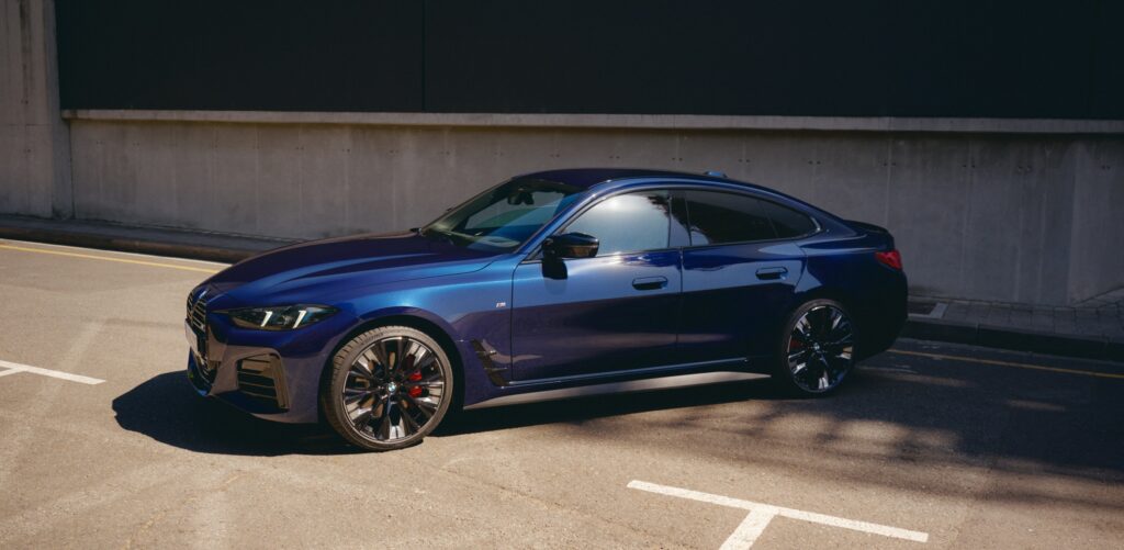 BMW 4er Coupé blau auf Parkplatz seitliche Ansicht