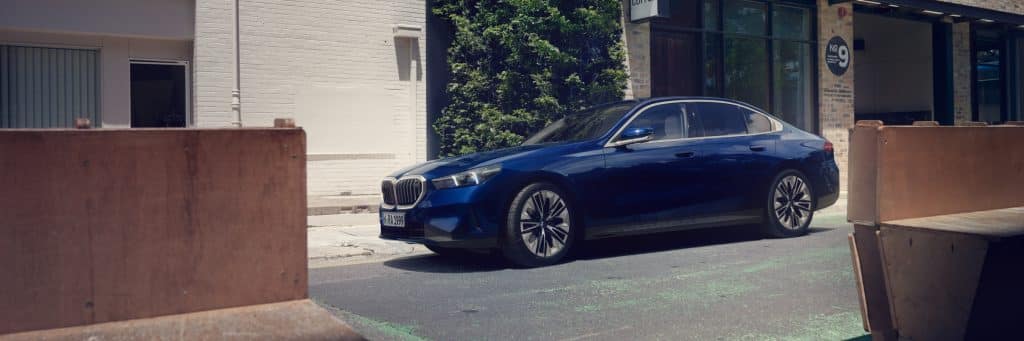 BMW 5er Limousine blau - Seitenansicht vor Gebäude