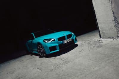 BMW M2 Coupé halb im Schatten