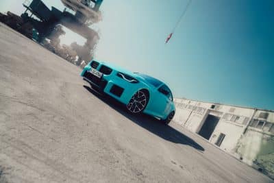 BMW M2 schräg vorne auf Parkplatz