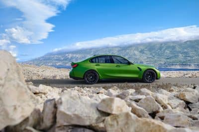 BMW M3 Limousine Seitenansicht an Küste