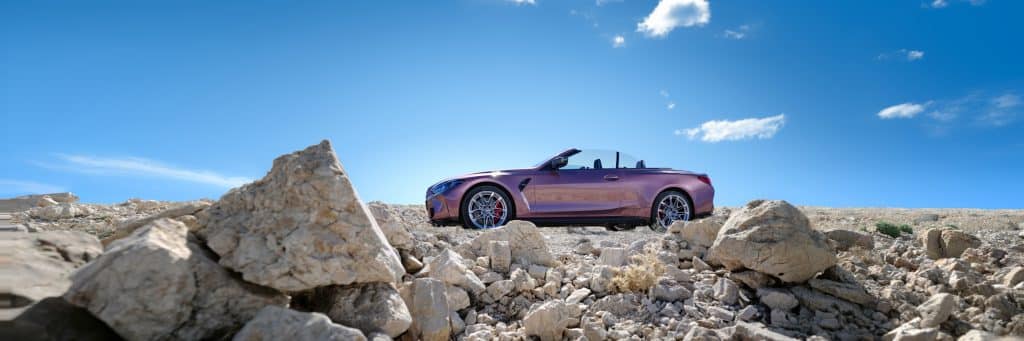 BMW M4 Cabrio auf Schotter