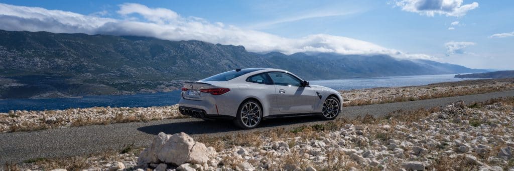 BMW M4 Coupé Seitenansicht an Küste