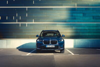 BMW X1 blau Front vor Wand