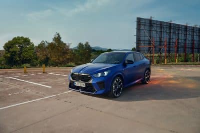 BMW X2 blau Ansicht von schräg vorne auf Parkplatz