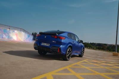 BMW X2 blau Heckansicht