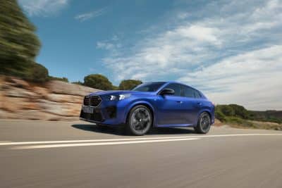 BMW X2 blau auf Straße fahrend