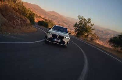 BMW X3 in Kurve bei Sonnenuntergang