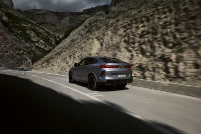 BMW X6 M Heckansicht in Gebirge