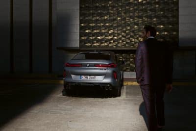 BMW X6 M Heckansicht mit Mann