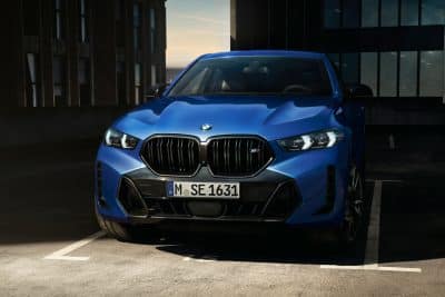 BMW X6 blau Frontansicht in Parkbox