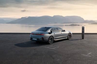 BMW i7 Heckansicht an Ladestation