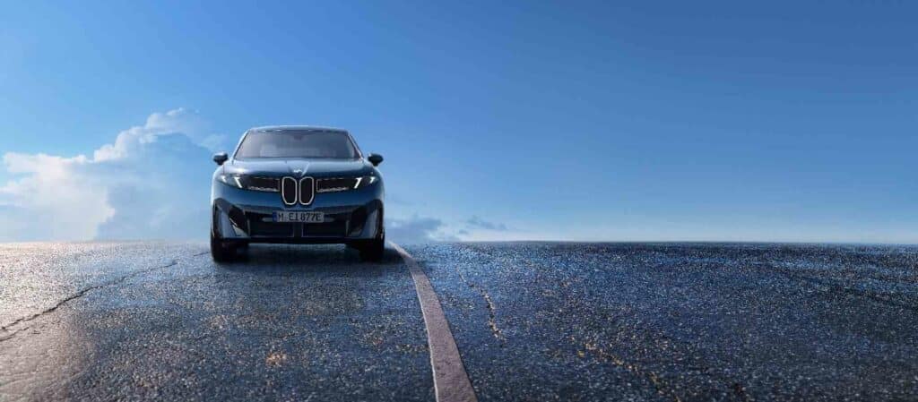 BMW-iX3-auf-Straße-Front-quer