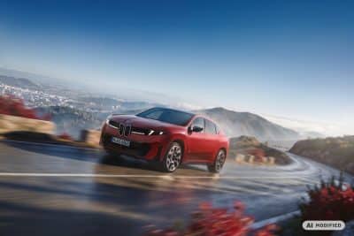 BMW iX4 rot auf straße