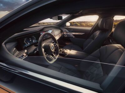 Autohaus Unterberger BMW 7er Ansicht von außen aus dem geöffneten Fahrerfenster in den Innenraum auf Lenkrad und Fahrersitz