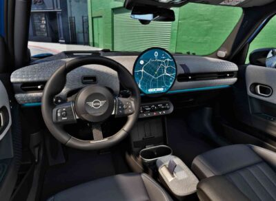 Innenansicht des Cockpits und der Vordersitze eines MINI 3-Türer. Schwarzes Leder, graue Innenausstattung