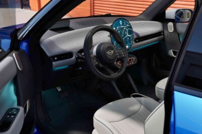 MINI Cooper Electric Sicht von Fahrertür ins Innere auf den beigen Fahrersitz und das schwarze Lenkrad