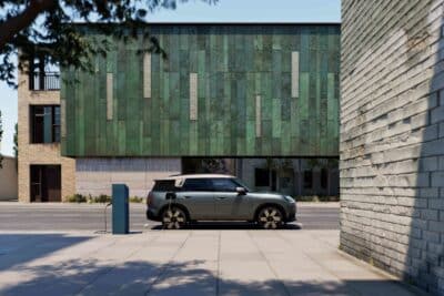 MINI Countryman BEV an öffentlicher Ladestation-bearbeitet