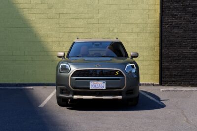 MINI Countryman grün Front vor grünem Haus