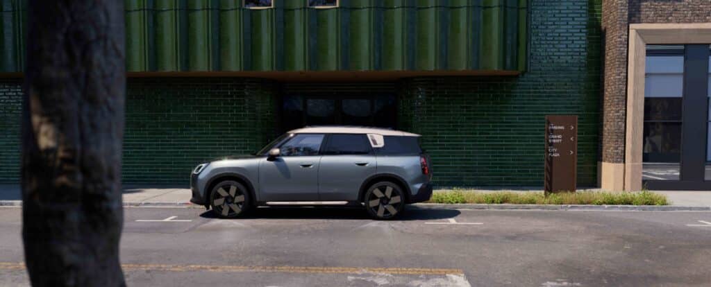 MINI Countryman grün vor grünem Haus
