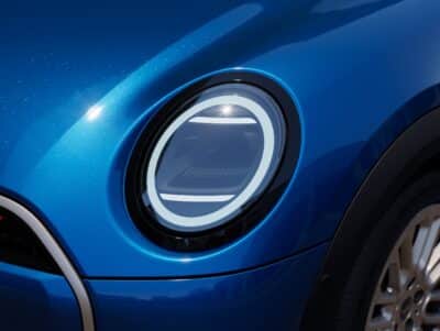 Scheinwerfer eines blauen MINI