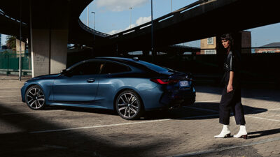 BMW 4er Coupé mit Frau