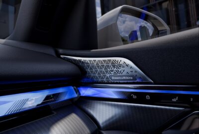 BMW i5 Limousine Türverkleidung mit Ambientebeleuchtung und Bowers Wilkins Lautsprecher
