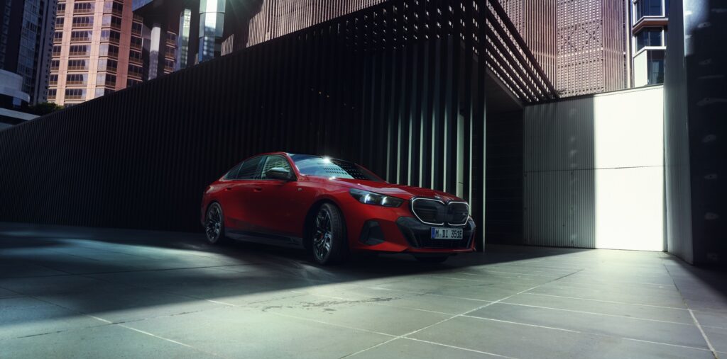 BMW i5 Limousine rot seitliche Front
