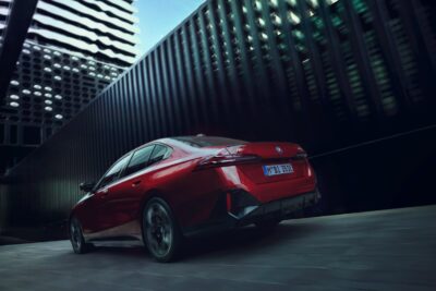BMW i5 Limousine rot seitliches Heck