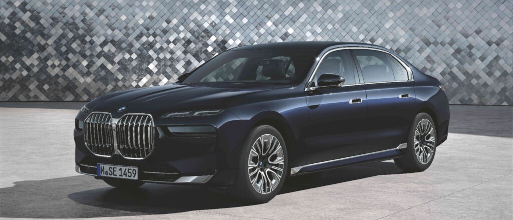 Autohaus Unterberger BMW 7er in blau von schräg vorne vor futuristischem Hintergrund