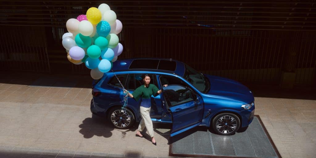 BMW Service Inclusive und Repair Inclusive - iX3 in Stadt geparkt