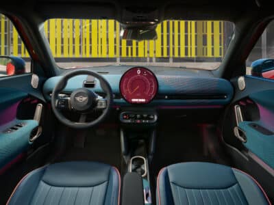 MINI Aceman Innenansicht auf Cockpit und Vordersitze
