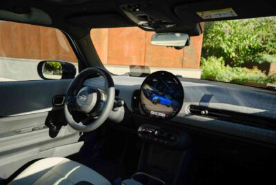 MINI Cooper 5-Türer Cockpit mit OLED Display