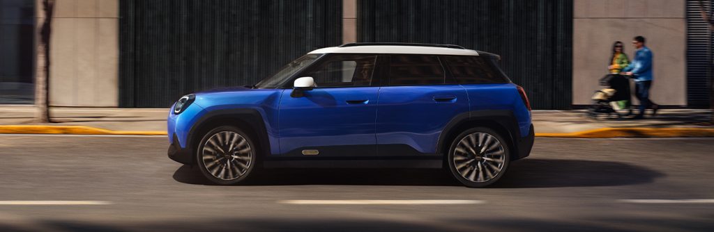 MINI Aceman blau mit weißem Dach - Seitenansicht