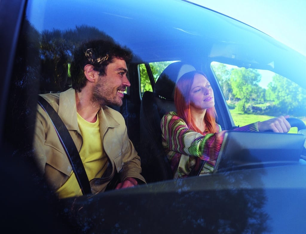 BMW-Service-Inclusive-Bild-2-Menschen-in-einem-BMW