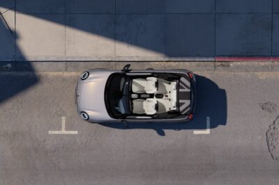 MINI Cooper Cabrio offen von oben - grauer Lack, beige Sitze