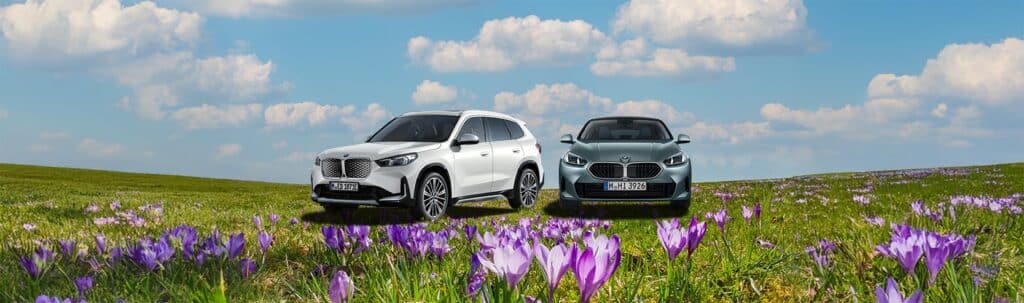 BMW-1er-und-iX1-auf-Frühlingswiese