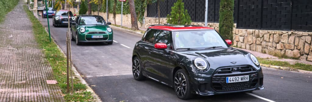 MINI Gokart Days Probefahrt: Fahrzeuge auf einer Straße bei einer Fahrt