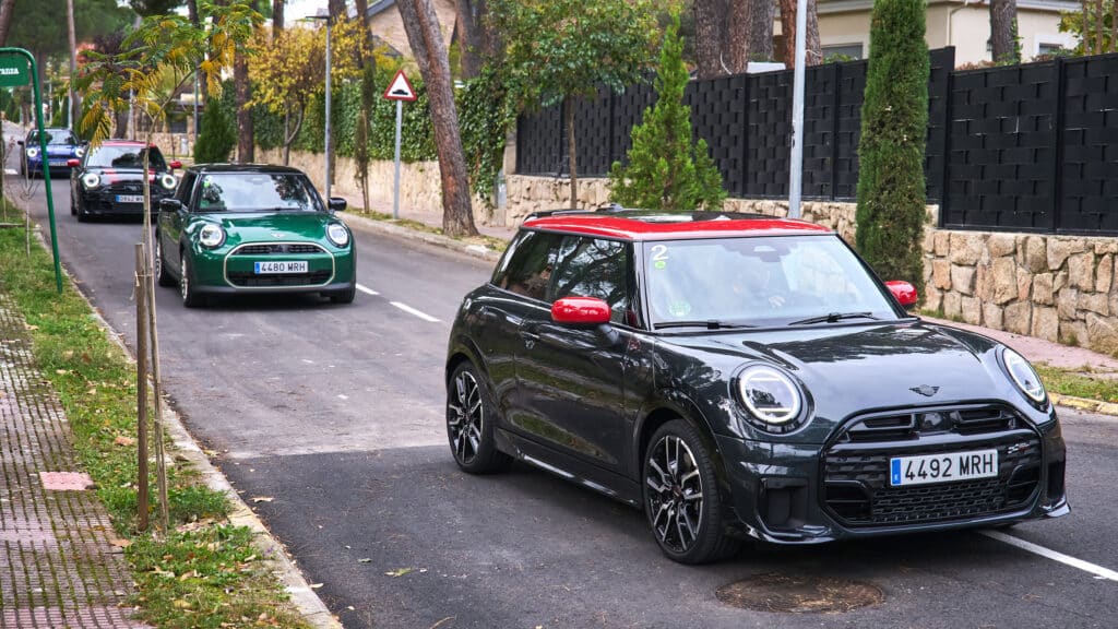 MINI Gokart Days Probefahrt: Fahrzeuge auf einer Straße bei einer Fahrt