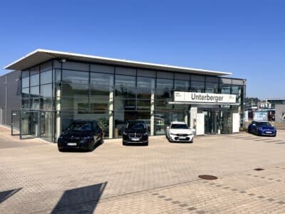 Gebäude des Unterberger Standortes Pfullendorf mit einem MINI und drei BMW Fahrzeugen vor dem Gebäude geparkt