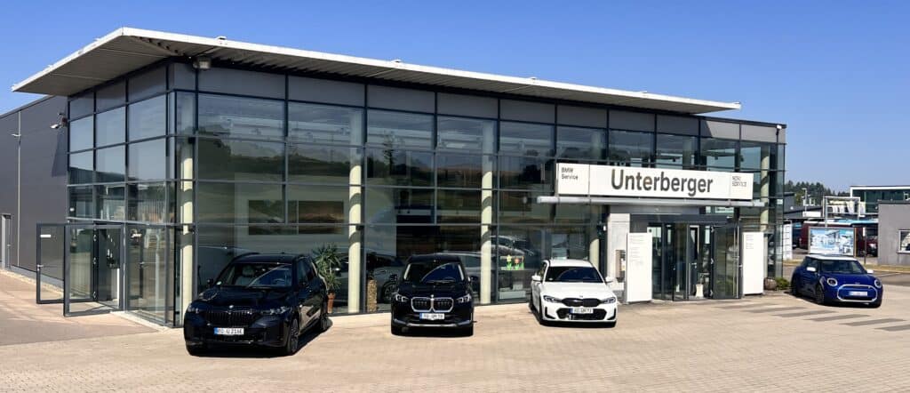 Gebäude des Unterberger Standortes Pfullendorf mit einem MINI und drei BMW Fahrzeugen vor dem Gebäude geparkt