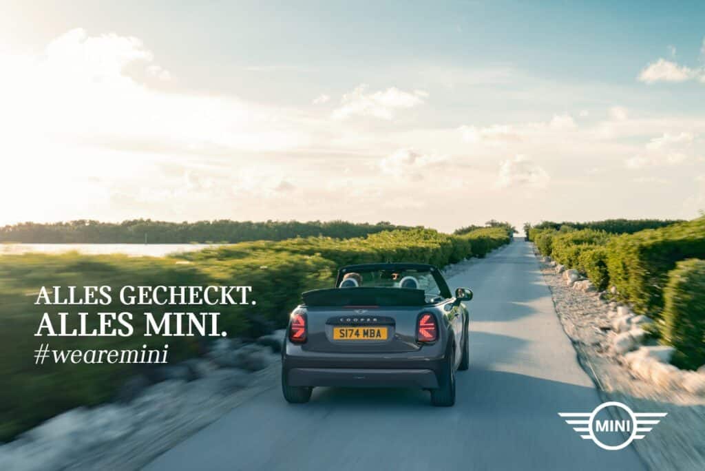 MINI Cabrio vor auf sandiger Küstenstraße