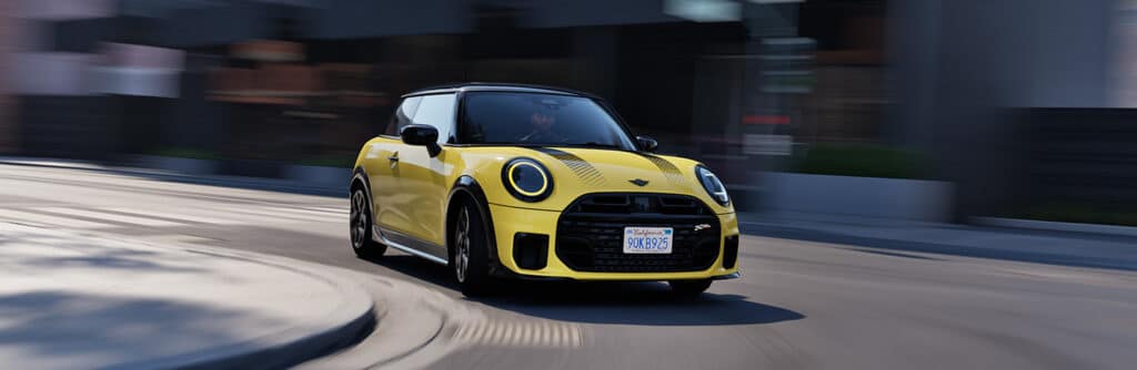 MINI Cooper C in gelb auf Straße
