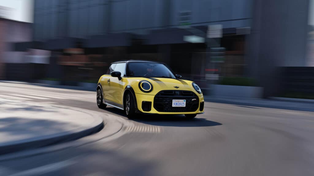 MINI Cooper C in gelb auf Straße