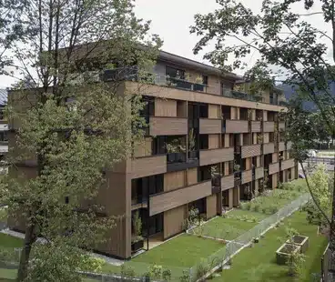ein braunes Holzgebäude mit dem Namen Naturquartier Kufstein